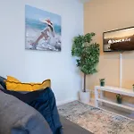 Host Wise - Cheerful Sunny Flat - Historic Center