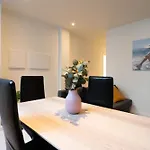 Host Wise - Cheerful Sunny Flat - Historic Center