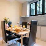 Host Wise - Cheerful Sunny Flat - Historic Center